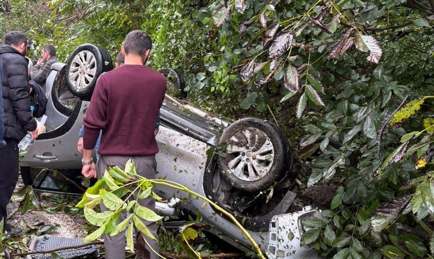 Kabataş'ta virajı kaybeden otomobil ağaca çarparak devrildi