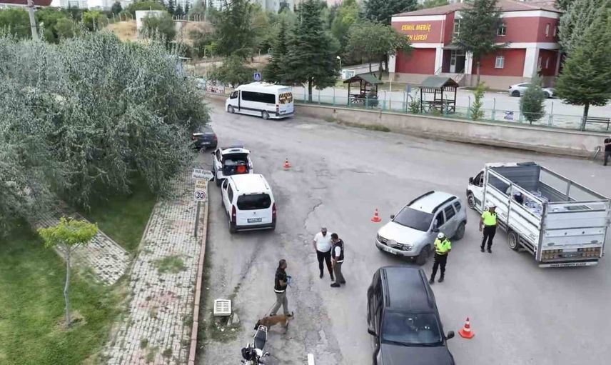 Okul çevresinde narkotik denetimi: ehliyetsiz sürücüye 81 bin lira ceza