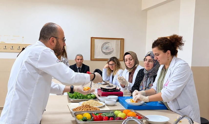 Ladik'te öğretmenler mutfakta sağlıklı beslenmeyi uygulamalı öğrendi