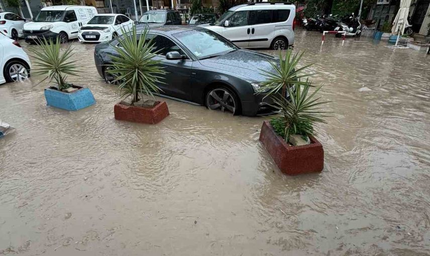 Çeşme'de öğle yağmuru günlük yaşamı sekteye uğrattı