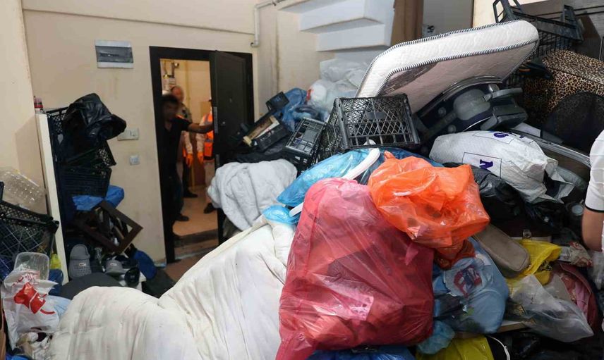 Talas'ta çöp evden 5 kamyon atık tahliye edildi, aileye sağlık desteği verildi