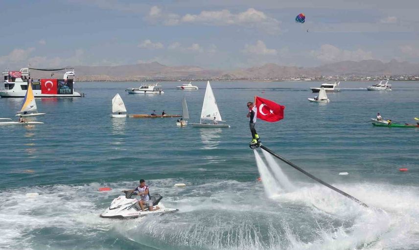 Gölfest'te gençlik ve sporun buluşması: Van Gölü kıyısında bayraklı flyboard gösterisi