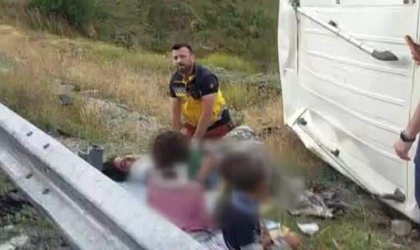 Sivas'ın İmranlı ilçesinde minibüs ve otomobil çarpıştı: 5'i çocuk 11 yaralı