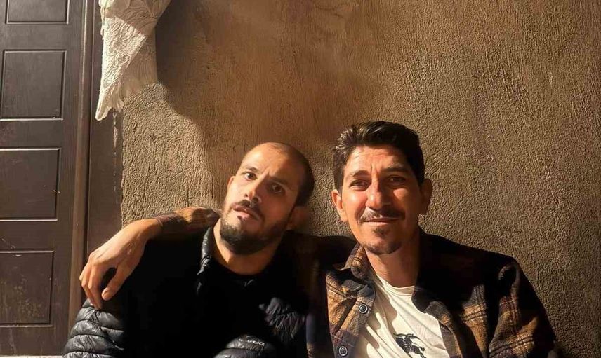 Mardin'den Bitlis'e giden tamirci, burnuyla yazan Mehmet'in azmine şahit oldu