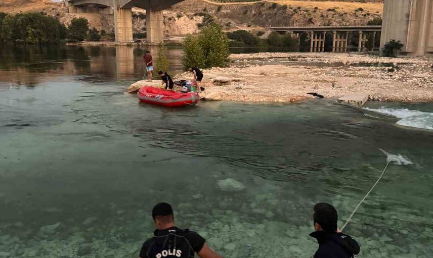 Fırat Nehri'nde su yükseldi: piknikte mahsur kalan 10 kişi ekiplerin müdahalesiyle kurtarıldı