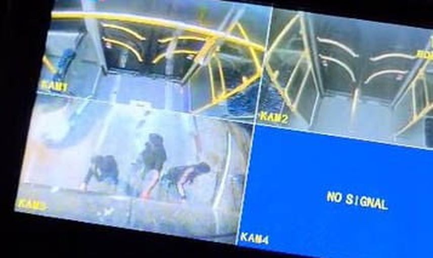 Antalya'da tehlikeli tutunma: otobüsün arkasına tutunan 3 patenli genç görüntülendi