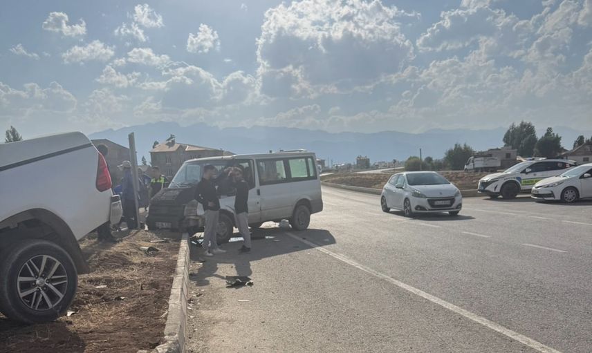 Yüksekova kavşağında iki araç savruldu: dört kişi yaralandı