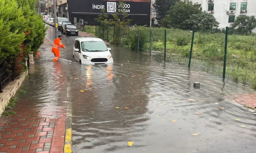 Sağanak sonrası Şişli caddesinde su baskını: sürücü araçta mahsur kaldı