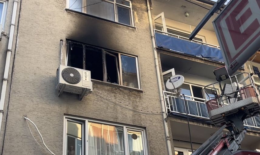 Alevlerin yükseldiği gece Osmangazi'de 3. kattaki yangın kısa sürede kontrol altına alındı