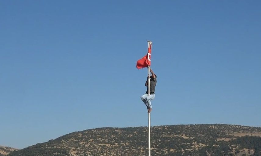 Ravanda kalesi'nde genç, direğe tırmanıp bayrağı düzeltti