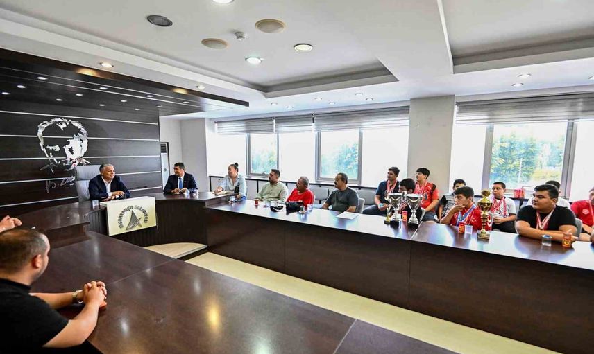 Uysal Muratpaşa Belediyespor güreşçileriyle sezon hedeflerini ve mücadeleyi konuştu