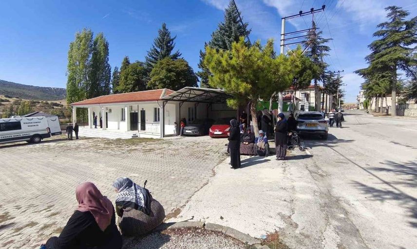 Afyonkarahisar'da gasilhane gölgelik alanı araçlarla doldu, yaşlılar güneş altında kaldı