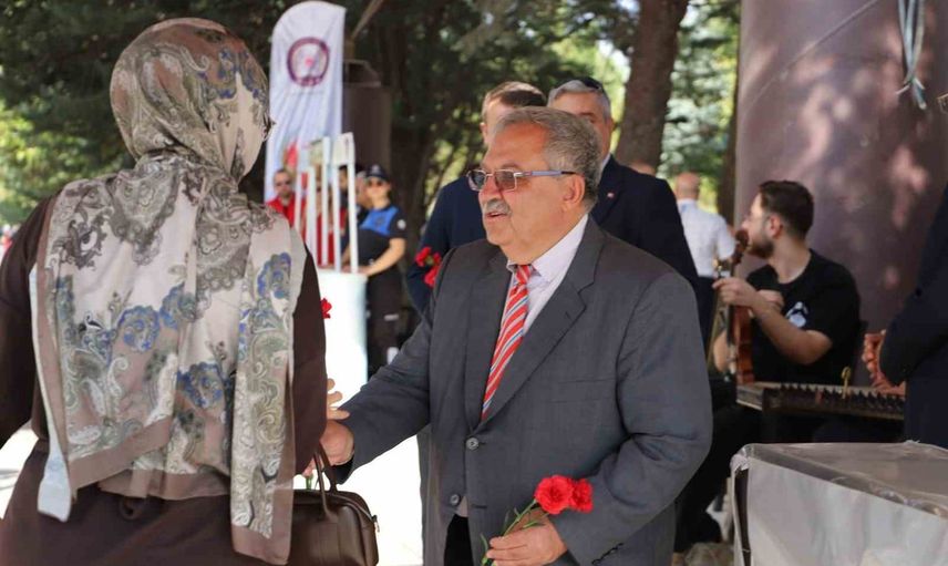 Hoş geldiniz karanfilleri: Fırat Üniversitesi'nde yeni dönem müzikle başladı