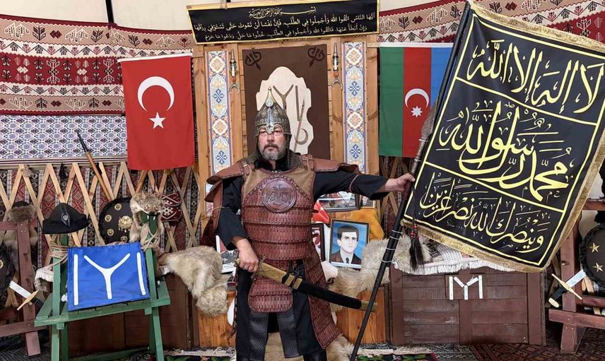 Otağında kağan kostümüyle Malazgirt zaferinin 955. yılını andı