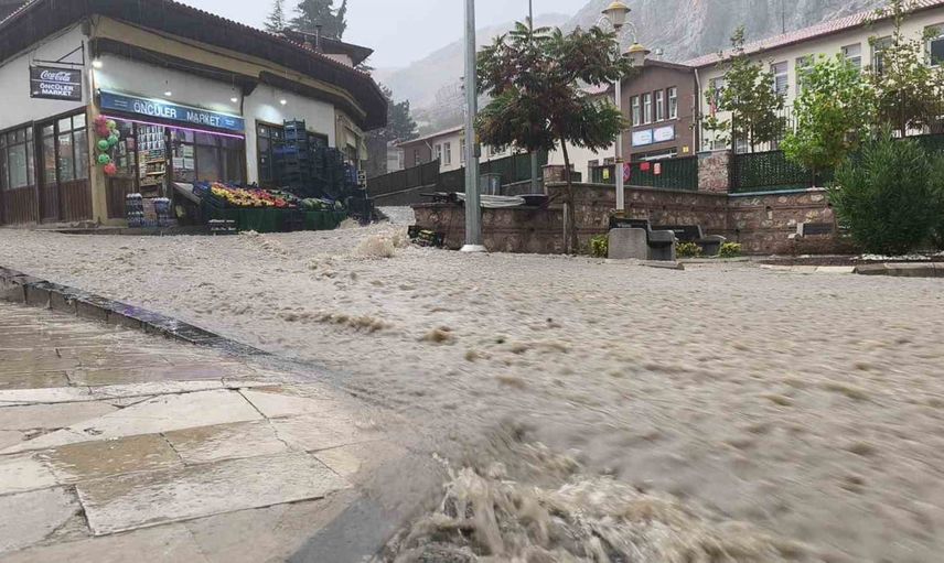 Aniden bastıran sağanak Tokat merkezinde günlük hayatı etkiledi