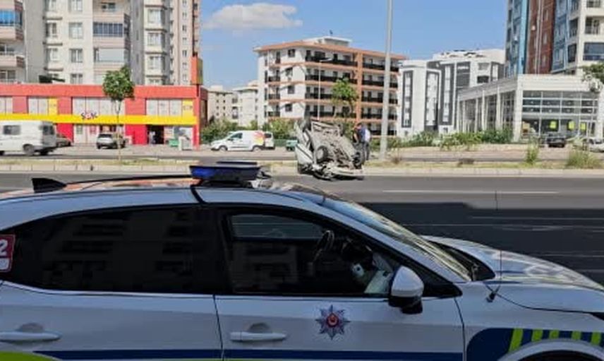 Kayseri'de takla atan otomobilden yara almadan çıktı