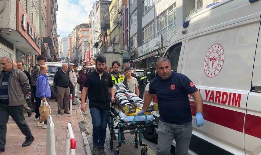 Samsun'da sokak ortasında ani çarpışma: motosikletten inen kurye yaralandı
