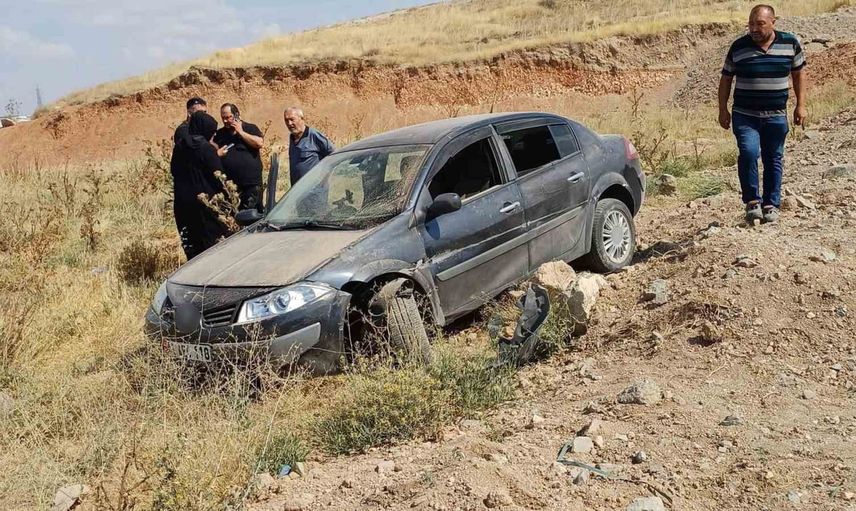 Eskişehir'de bulvar kenarına giren otomobil toprak alanda durdu