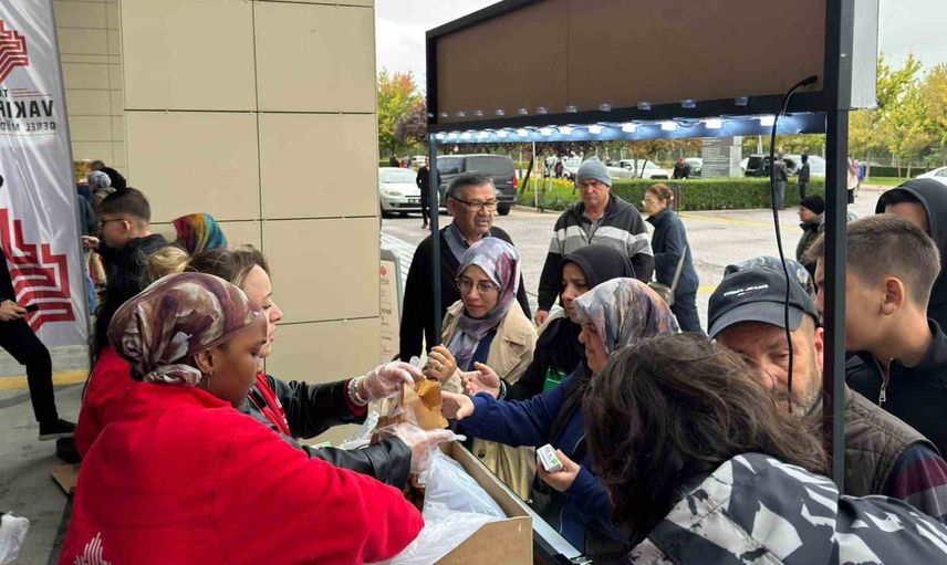 Asırlık hayır şartı Eskişehir'de simit ve meyve suyu ikramıyla yaşatıldı