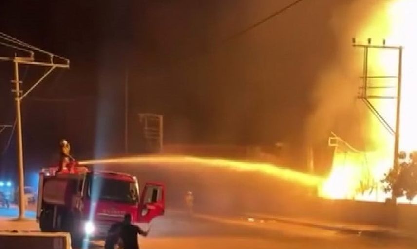 Turgutlu'da palet fabrikasında depoya yayılan yangın iki saatte söndürüldü