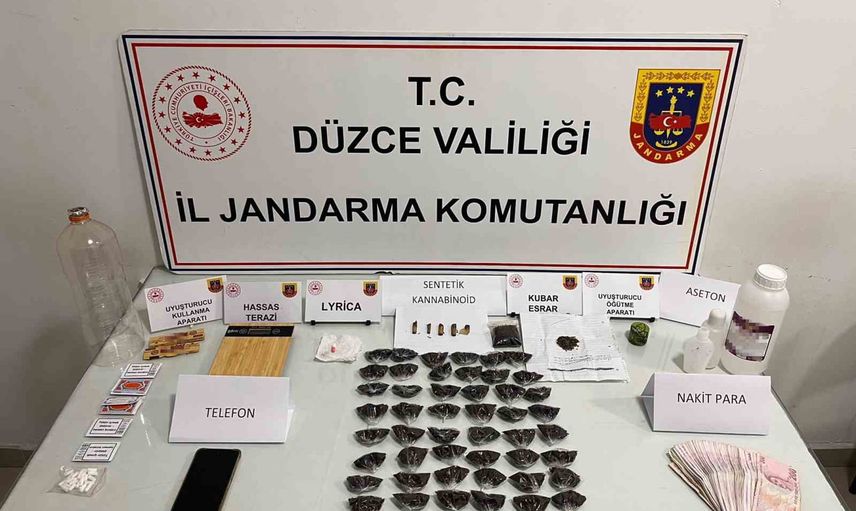 Çilimli'de ev baskınında paketlenmiş sentetik ürünler ve gözaltı