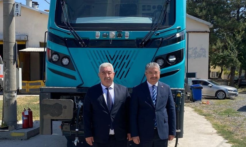 E5000’i sürdü: vali Erdinç Yılmaz TÜRASAŞ’ta yerli lokomotifi test etti