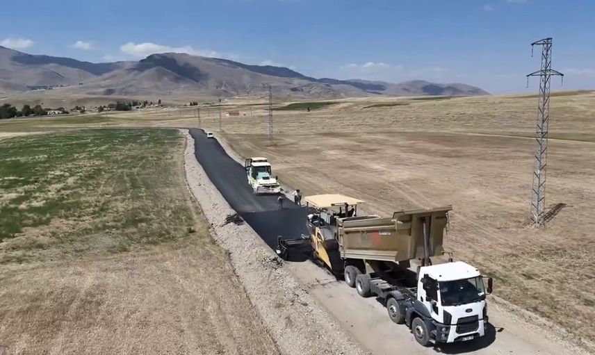 Taşlıçay köylerinde 10 bin metrekare parke ve 2,7 kilometre sıcak asfalt tamamlandı