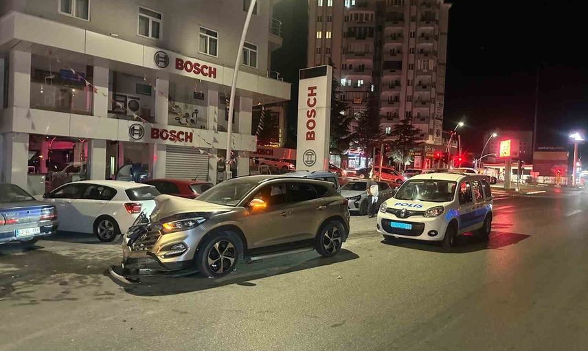 Uşak'ta Atatürk Bulvarı'nda iki araç çarpıştı: 2'si çocuk, 6 yaralı
