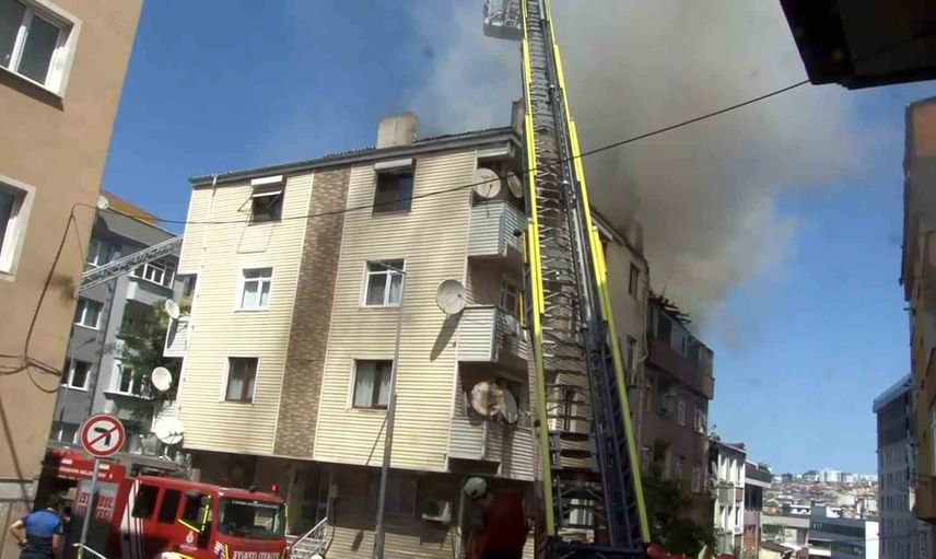 Gaziosmanpaşa'da çatıda başlayan yangın komşu binaları da sardı