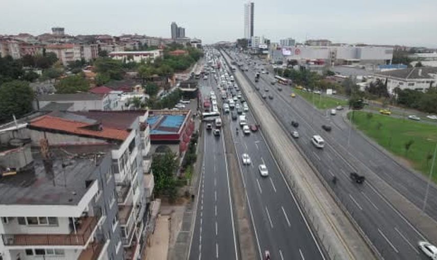 Avcılar'da D-100'de yağmur kazası: servis midibüsü yan yola savruldu, 9 kişi yaralandı