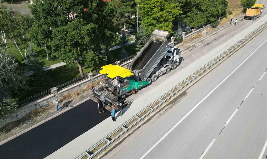 Aziziye’de gece-gündüz süren asfalt seferberliğiyle modern yol ağı hedefi