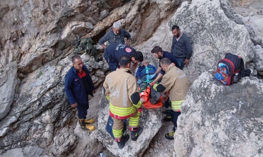 Yayladağı'nda kayalıklardan düşen balıkçı itfaiye ve sahil güvenlik tarafından kurtarıldı
