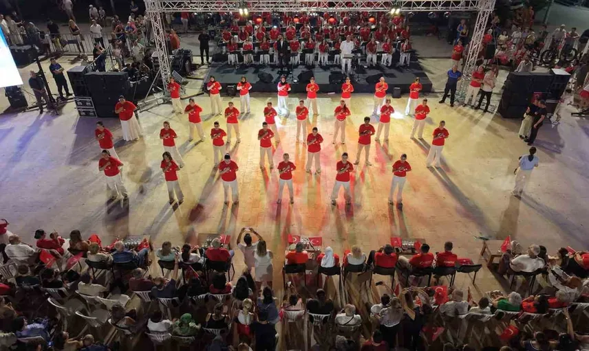 Kemer'de zafer coşkusu: 300 metrelik bayrak ve iki saatlik konser
