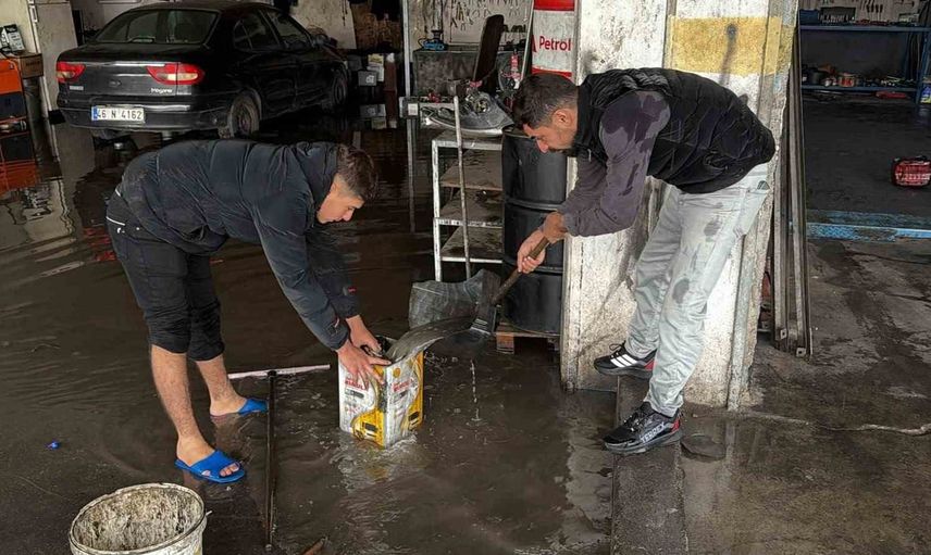 Diyarbakır'da sağanak sanayi esnafını tahliye çalışmasına yöneltti