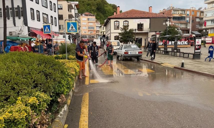 Ayancık'ta yağış sonrası temizlik seferberliği