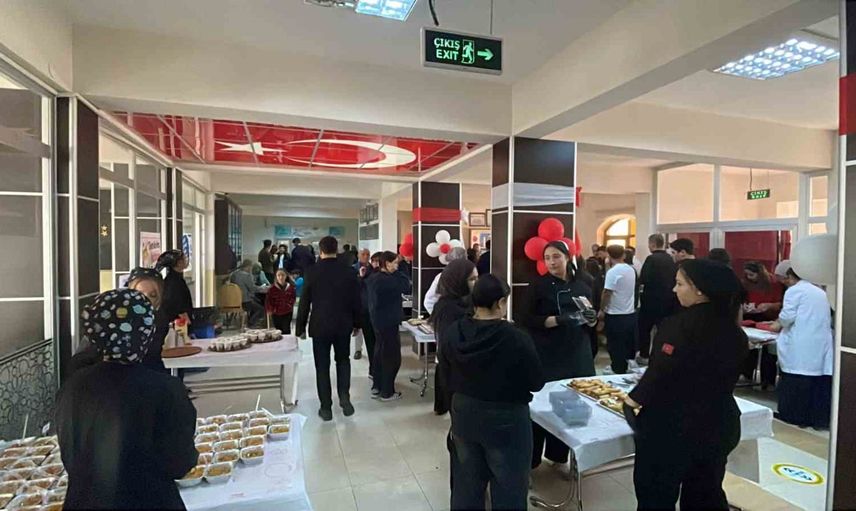 Karaman'da öğrencilerin el emeğiyle hazırlanan cumhuriyet panayırı ilgi çekti