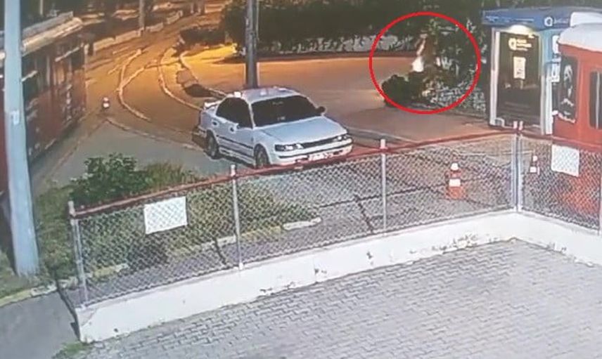 Nostalji tramvayına depoda yanıcı madde atıldı, olay kamerada