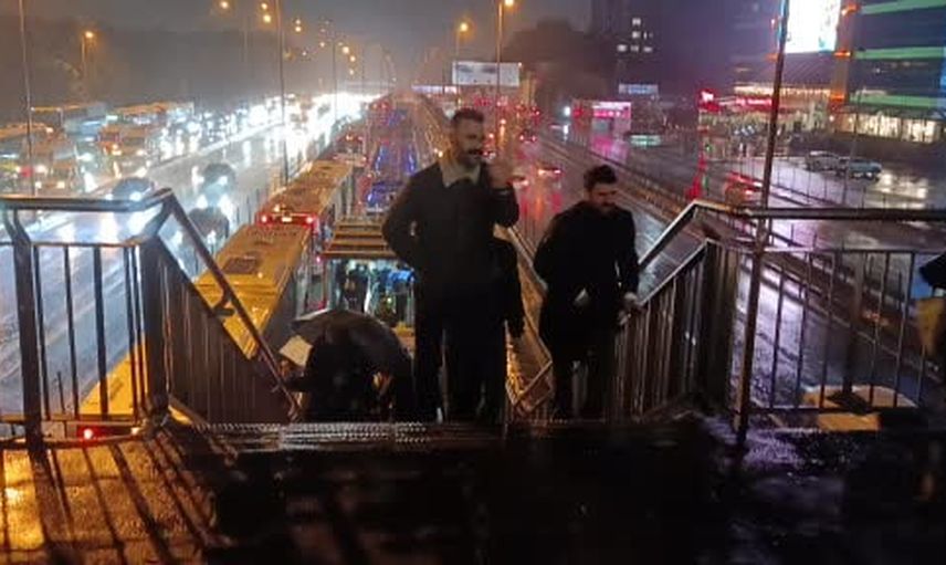 Sağanak yağış E-5'te ulaşımı aksattı, trafik yoğunluğu yüzde 89 oldu