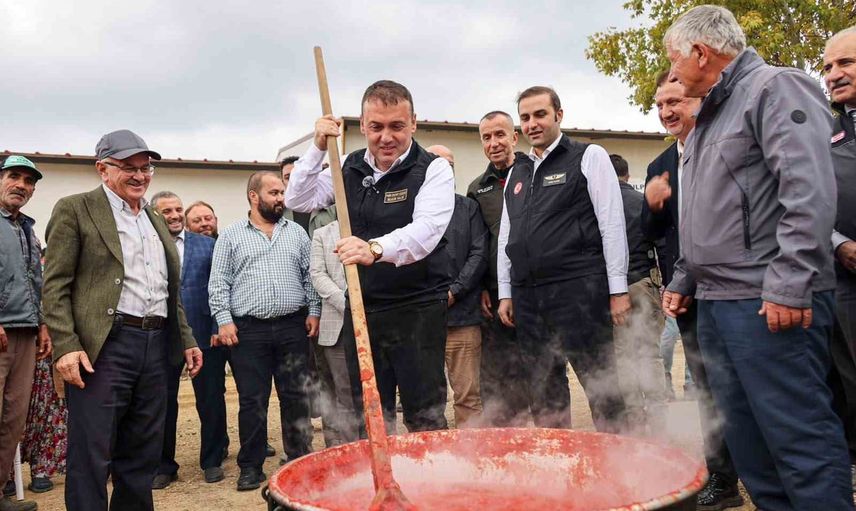 Vali Sözer Oğulpaşa'da kazan başına geçip üreticilerle salça yaptı