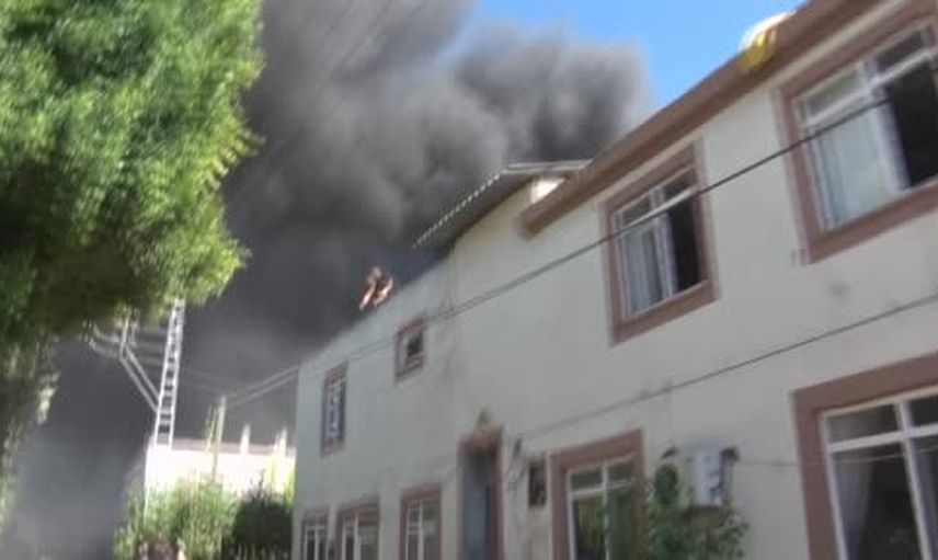Antalya'da Lavanta sokakta alev alarmı: evle işyerine bitişik depoda itfaiye seferberliği