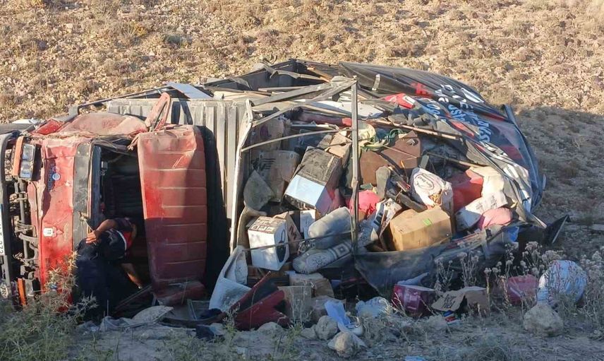 Nakliye yolculuğu kazayla noktalandı: Gürün'de iki kişi yaralandı