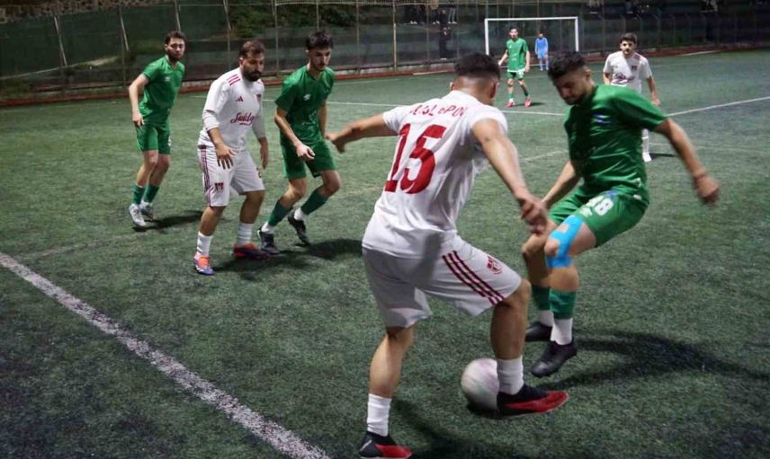 Ulaşlıspor Gölcük'te başkanlık kupasını kaldırdı
