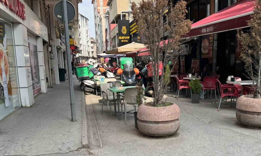 Kuryelerin park ettiği trafiğe kapalı sokak esnaf ve yayaları zorluyor