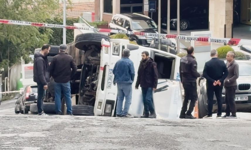 Beyoğlu'nda direksiyon hakimiyetinin kaybı kamyonun yan yatmasına yol açtı