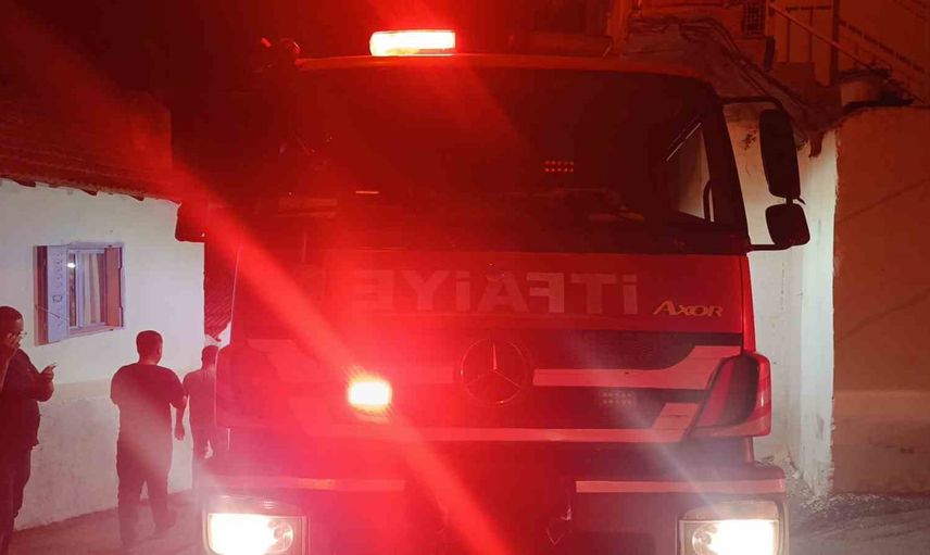 Yerleşime yakın zeytinlikte çıkan yangın için itfaiye ve orman ekipleri seferde