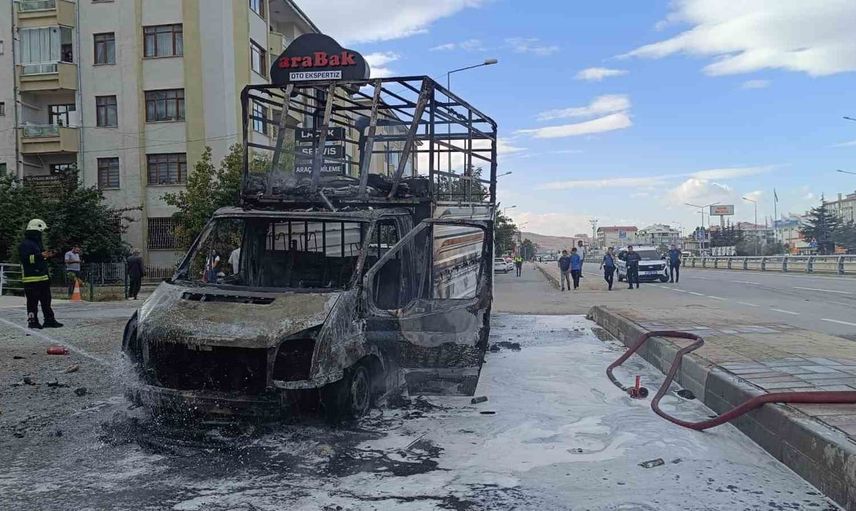 Park halindeki kamyonetin motoru alev aldı, İpekyolu'nda geriye hurda kaldı