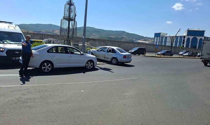 Bingöl'de kavşakta çarpışma: bir kişi hastaneye kaldırıldı