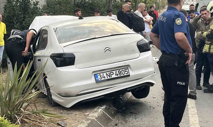 Son anda yapılan manevra aracı refüje çıkardı: Halkalı'da dört kişi yaralandı