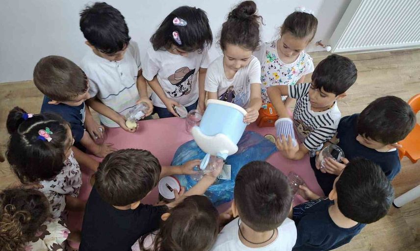 Kumbaradan çıkan iyilik: Bolvadin'de öğrenciler yetimlere kırtasiye desteği sağladı