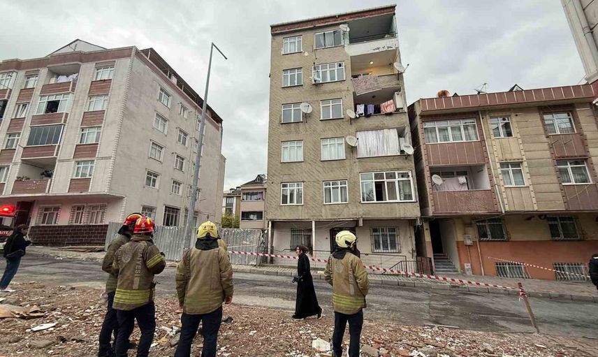 Küçükçekmece'de fayans çatlaması ve gürültü ihbarı binanın tahliyesine yol açtı